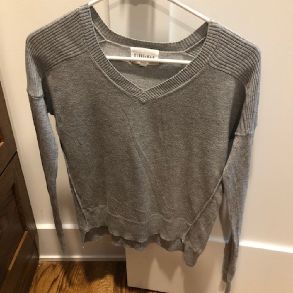 Olive & Oak gray V neck size XS sweater